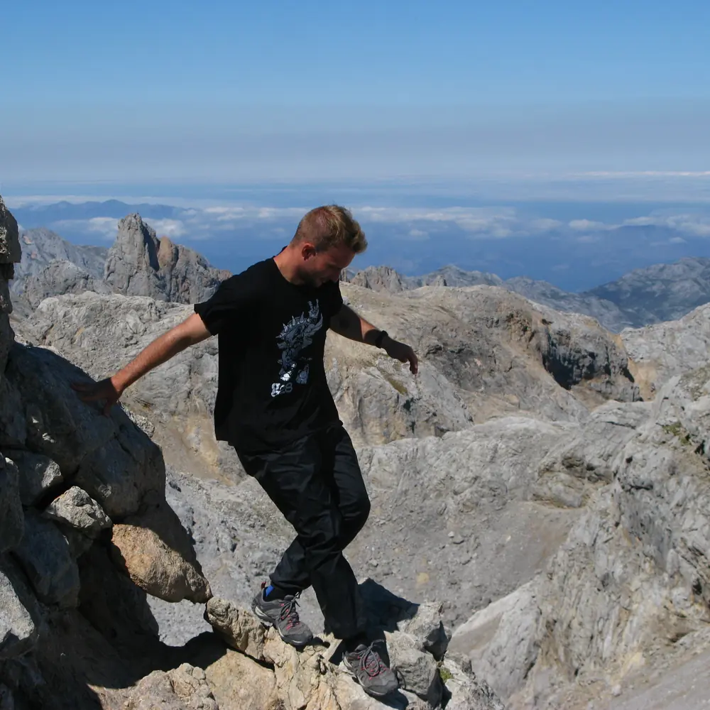 Arturo Carrasco coronando una cima de alta montaña