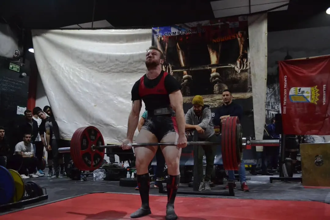 Arturo Carrasco bloqueando un peso muerto en una competición de powerlifting