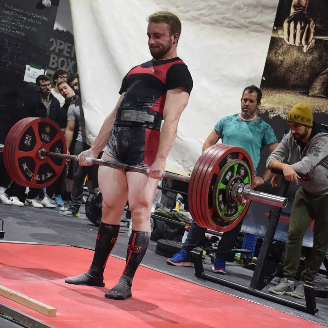 Arturo Carrasco compitiendo en powerlifting