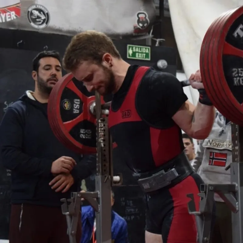 Arturo Carrasco en una sentadilla de competición de powerlifting